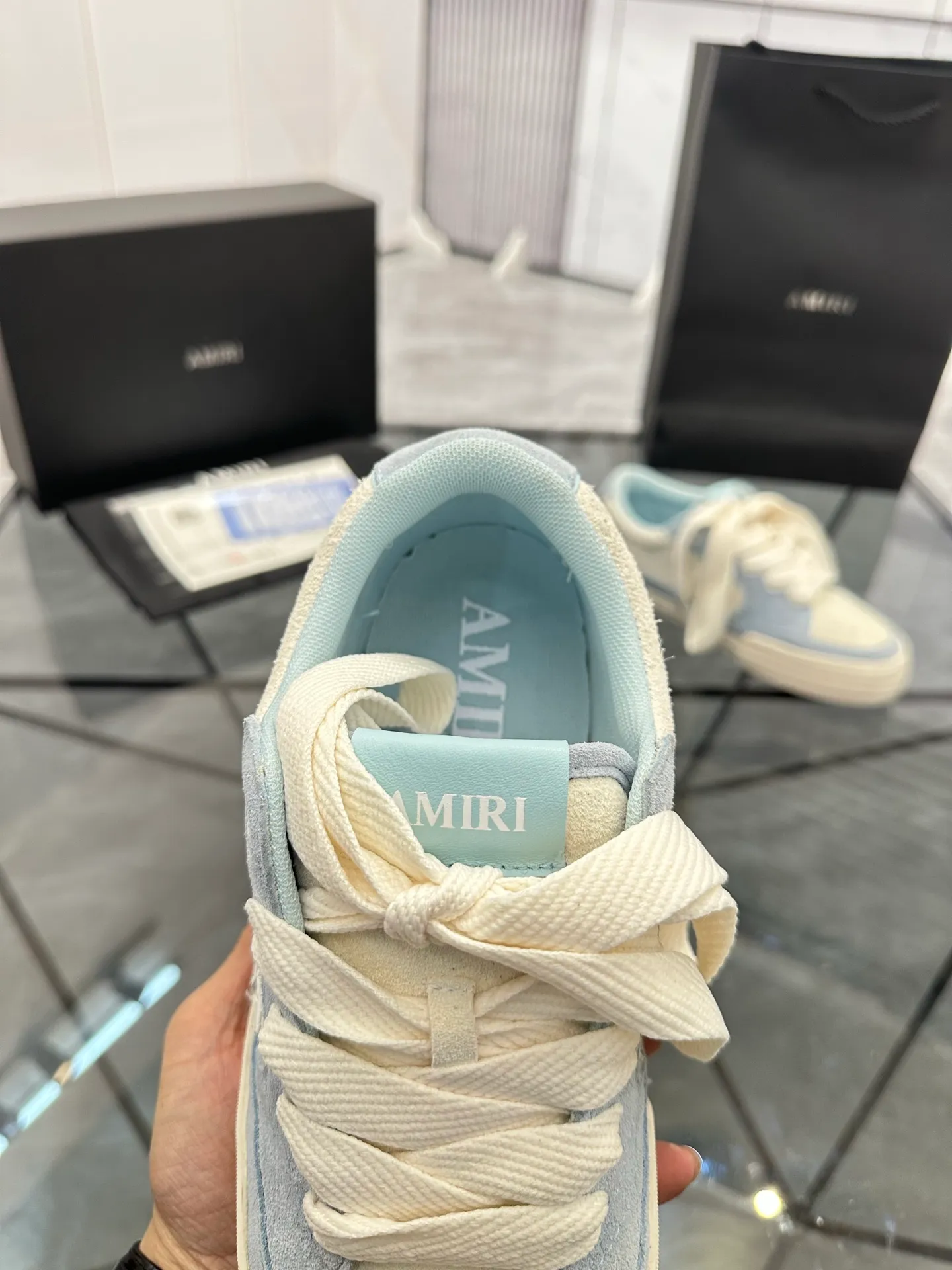 Men's shoes: 💰P600¥ Top quality in Guangzhou Product trademark: AMIRI* "Amir*" low-top casual shoes Regular size: 39-44 (can be customized to 45) Product material: Upper imported first-layer cowhide spliced ​​nubuck leather, breathable lining, original outsole. Number: 525